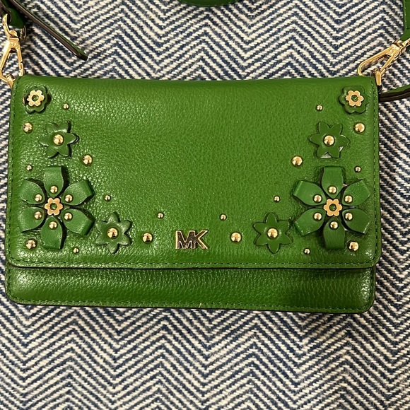 Michael Kors Wallet/Phone across Crossbody - Picture 2 of 8